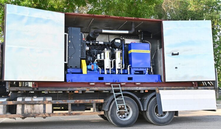 Промышленная установка ультравысокого давления PINFL 138/1500 (контейнерная, дизель) — открытый контейнер (дизель и плунжерный насос)